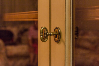 Витрина на цоколе с двумя стеклянными дверьми.