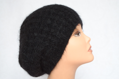 zhenskiy-vyazaniy-beret-odnosloyniy-mokher-i-sherstcherniy