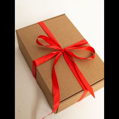 3 штуки - Подарочная коробка с наполнителем КРАФТ и красной лентой (32x22x10 см)