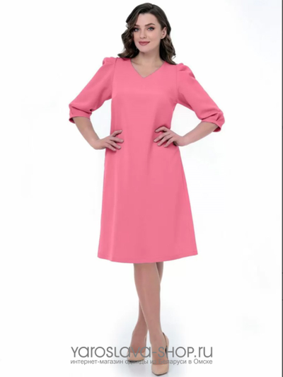 Розовое платье с треугольным вырезом горловины и пышными рукавами