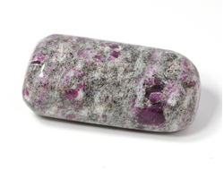 Корунд красный (рубин) в породе, галтовка, Индия (35*18*15 мм, 19 г) №27504