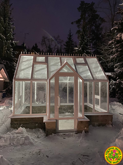 Базовая комплектация теплицы в английском стиле с холлом из стекла и алюминия ЕЛИЗАВЕТА S размером 4000 х 3000