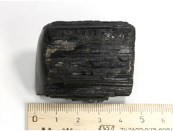 Турмалин чёрный шерл, кристалл стоячий, полированная верхушка, Бразилия (45*38*28 мм, 103 г) №29742