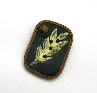 Брошь из кожи "Ветвь" с тигровым глазом и зеленым авантюрином