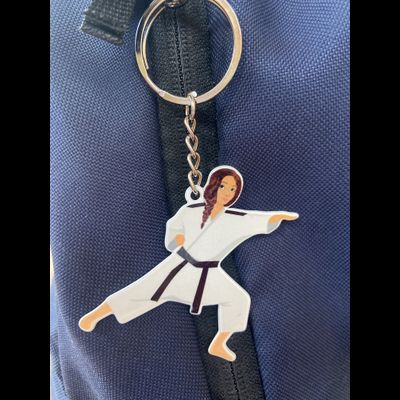 Брелок карате девушка (металлический плоский двусторонний)