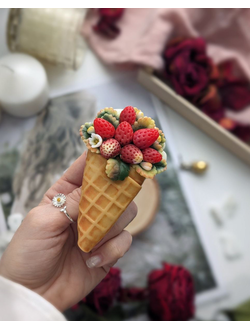 Рожок с земляникой