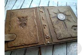 кожаный ежедневник с объемным тиснением и шильдой с серебряным рисунком