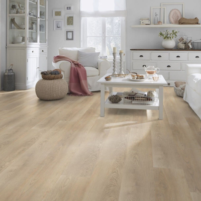 Виниловый пол Wineo 600 Wood XL MilanoLoft RLC190W6 в интерьере гостиной