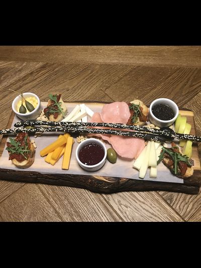 доска для подачи блюд, подача на досках, подача блюд на спилах, подача блюд на дереве, спил для еды