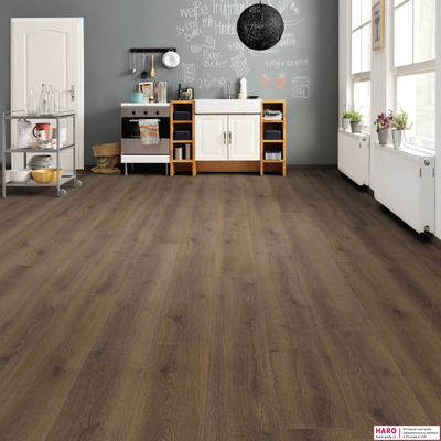 Декор ламината Haro Tritty 100 Gran Via Дуб Контура Дымчатый 538773 в интерьере комнаты