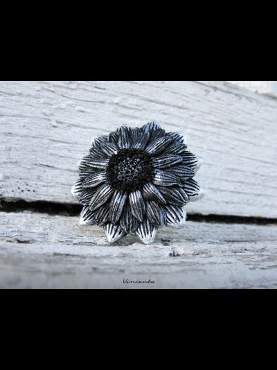 "Мерцание Ночи" - кольцо с серебристыми лепестками