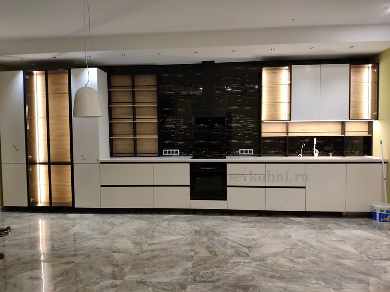 Кухня со столешницей из искусственного камня и профильной ручкой Gola