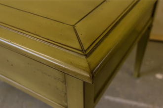 Журнальный стол прямоугольный на высоких ножках.