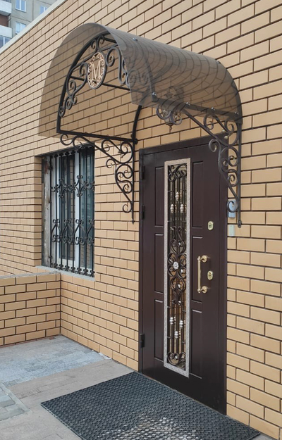 №84. Входная дверь (профильная конструкция + стеклопакет с ковкой)