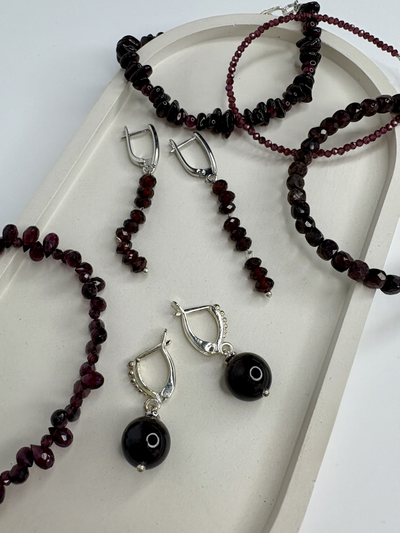 Серьги с натуральным гранатом. Разные виды