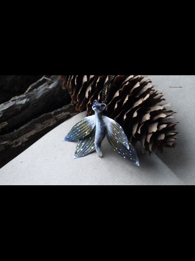 Миниатюрный кулон с бабочкой Ледяной Лисички