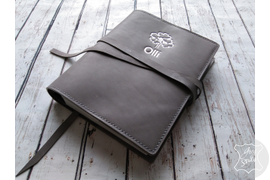 кожаный ежедневник в мягкой обложке с тиснением логотипа