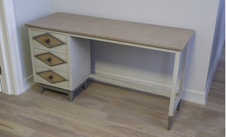 Письменный стол с тумбой слева, в стиле 50-х.