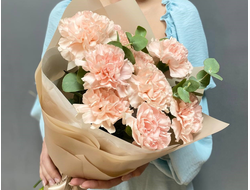 Букет из нежных гвоздик и эвкалипта