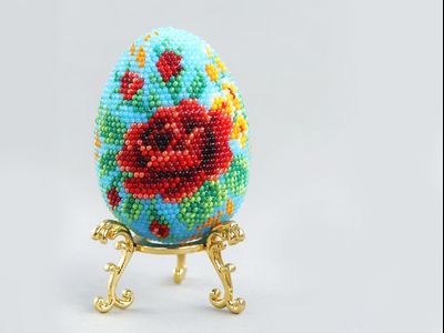 Яйцо "Красные розы на голубом" Набор для вязания крючком с бисером от Ирины Рудевич