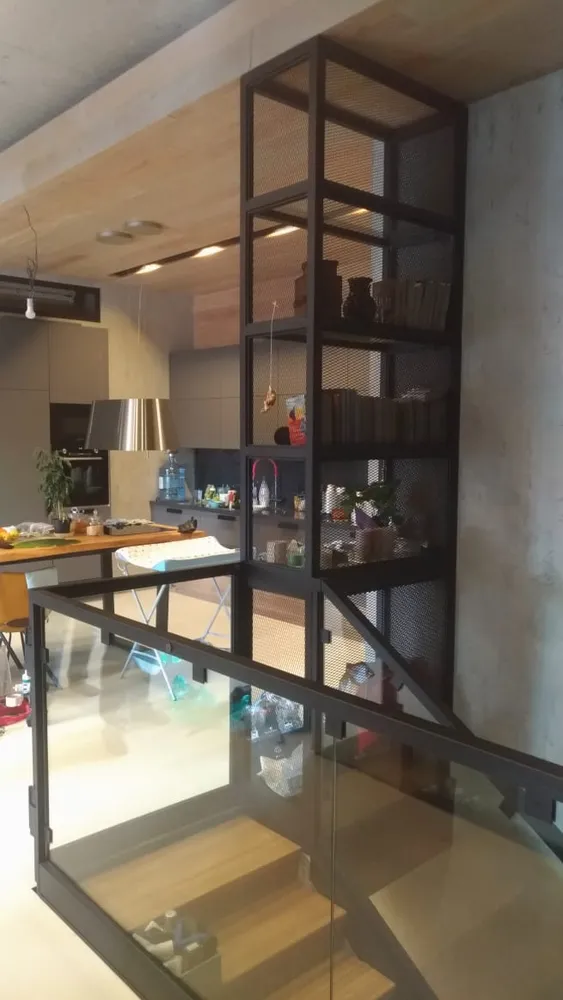 Стеллаж и ограждение лестницы из стекла и металла