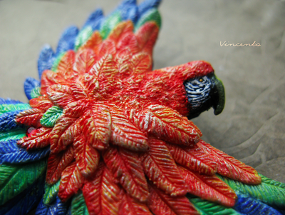 Ара, настоящий попугай. Брошь с попугаем. Миниатюра из полимерной глины