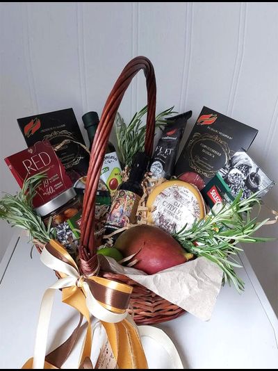 Корзина с манго и лаймами