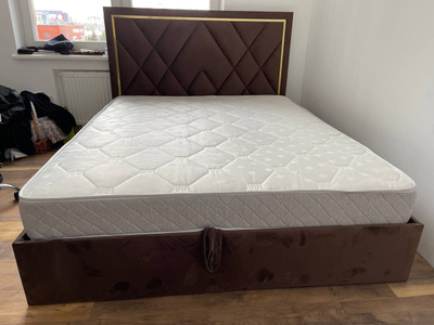 ОДНОСПАЛЬНАЯ, ДВУСПАЛЬНАЯ КРОВАТЬ КАРАТ, С МЯГКИМ ИЗГОЛОВЬЕМ, ФАНЕРА, НА НОЖКАХ, УСИЛЕННАЯ МЕТАЛЛОМ, С ПОДЪЕМНЫМ МЕХАНИЗМОМ И БЕЛЬЕВЫМ ЯЩИКОМ ОТ ПРОИЗВОДИТЕЛЯ