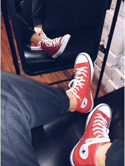 Кеды Converse красные высокие на ногах фото