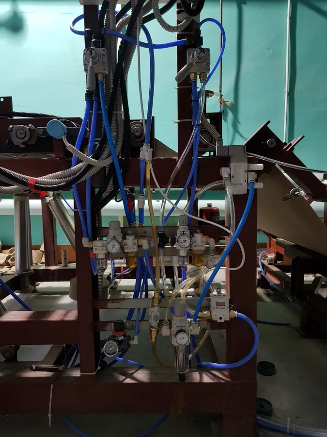 Пневмокомпоненты на машине резки картона