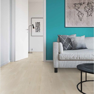 Декор ламината Wineo Дуб Дикий Белый LA184MV4 в интерьере комнаты