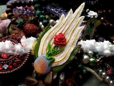 Роза Ветров. Необычная брошь с цветком и перьями из полимерной глины