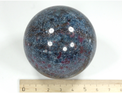 Шар Корунд красный (рубин) в кианите, светится в УФ, Индия (57 мм, 392 г) №29723