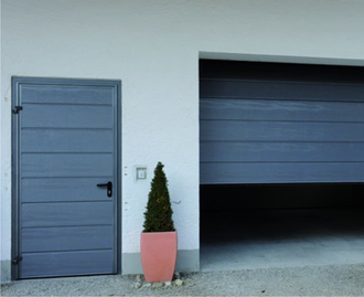 Дверь гаражная боковая "Алютех"  из сэндвич-панелей и/или панорамных секций толщиной 45 мм.