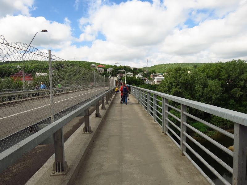 Женщина с ребенком переходит мост через реку Днестр в районе погранперехода Атаки Могилев-Подольский