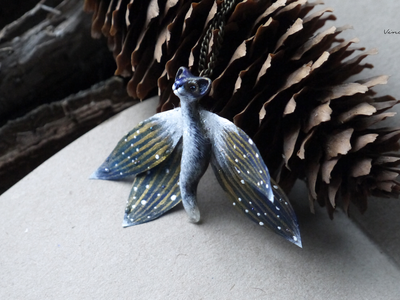 Миниатюрный кулон с бабочкой Ледяной Лисички