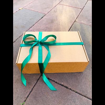 2 штуки - Подарочная коробка с наполнителем КРАФТ и зеленой лентой (32x22x10 см)