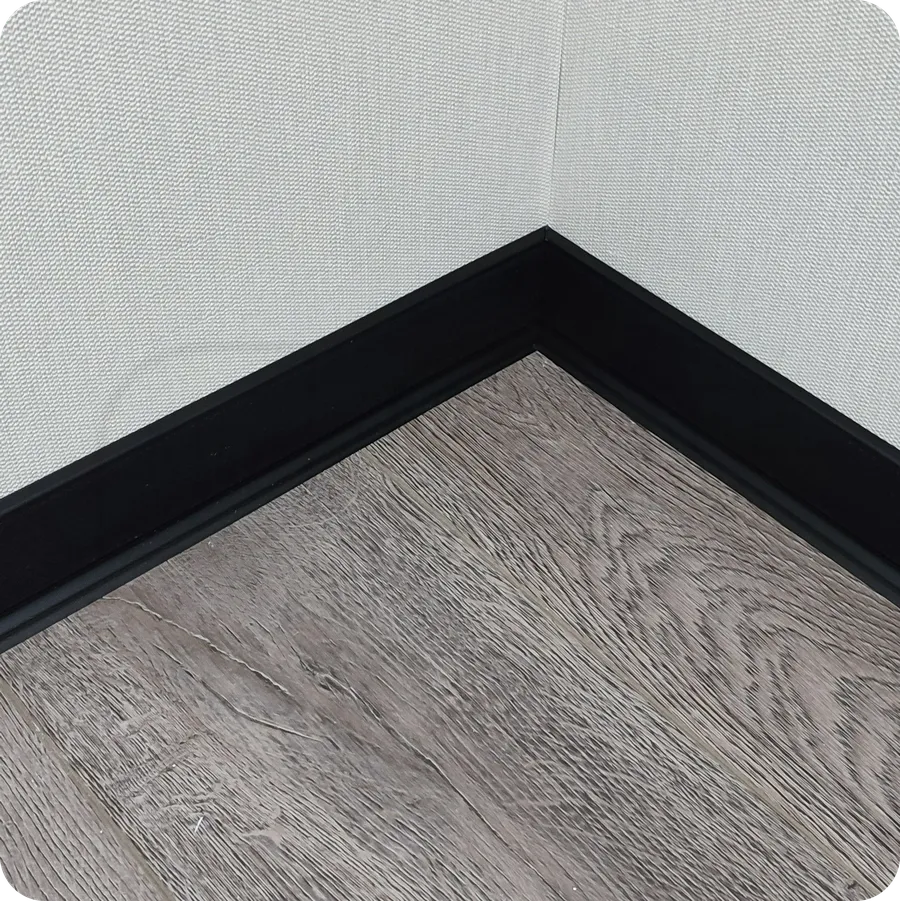 Элегантный минимализм: установка черного плинтуса Dollken S60 - превосходное решение для минималистичных интерьеров, где важна каждая деталь.