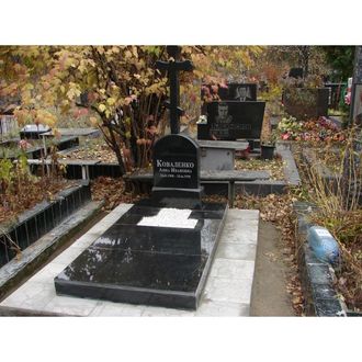 На фото памятник в виде православного креста на могильной плите в СПб