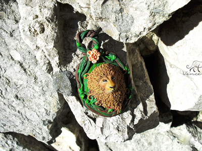 Лев Аслан. Кулон из полимерной глины по мотивам книги "Хроники Нарнии". Миниатюра из полимерной глины