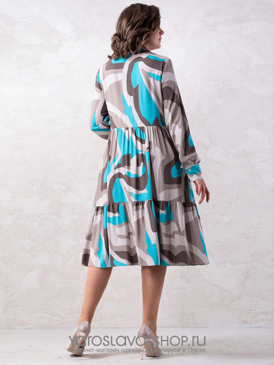 Женское платье с воланами в коричневых и голубых тонах