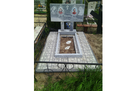Горизонтальный семейный памятник из мрамора на два фото (металлокерамика) с цветником на плитах PN3