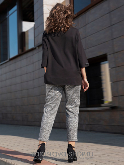 Комплект женский: черный джемпер с серой вставкой и серые брюки
