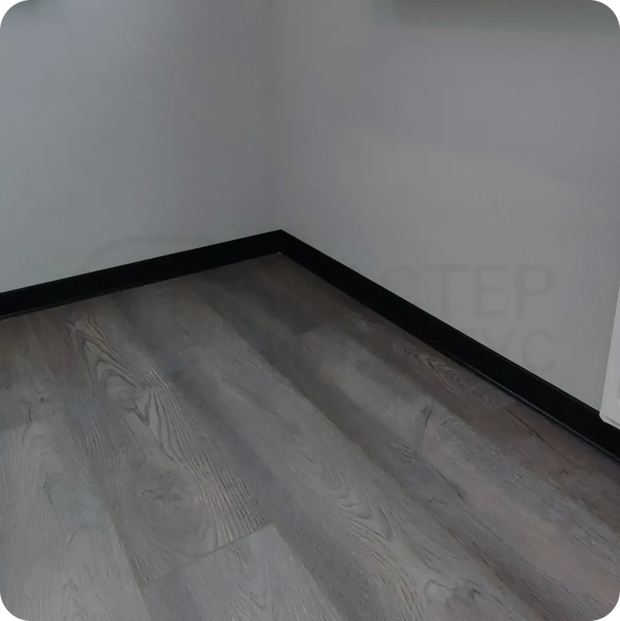 Премиальное качество: установка черного плинтуса Dollken S60 - воплощение немецкого качества в компактном формате с безупречным исполнением.