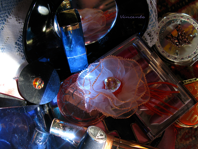 Брошь-цветок из органзы "Сердце в подарок"