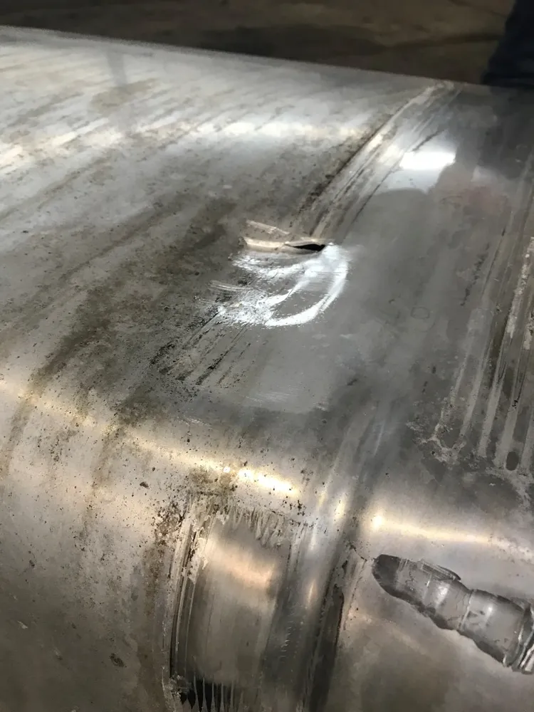 До ремонта. Пробито днище бака.
Ремонт топливного бака грузового автомобиля
http://argon66.ru/services/remont-toplivnykh-bakov-gruzovykh-i-legkovykh-avtomobilei