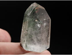 Кварц горный хрусталь с фантомами и хлоритом, кристалл полированный, Бразилия (43*28*20 мм, 33 г) №36855