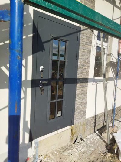 АГОРА 95 (ТРЕХКОНТУРНАЯ). МУАР СЕРЫЙ/ БЕЛЫЙ МАТОВЫЙ. ДВУХКАМЕРНЫЙ СТЕКЛОПАКЕТ. НАДЕЖНАЯ ВХОДНАЯ ДВЕРЬ