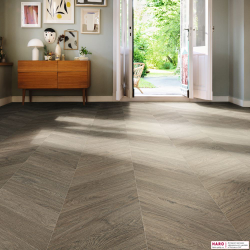 Декор ламината Haro Дуб Дымчатый Шеврон 545181 в интерьере гостиной