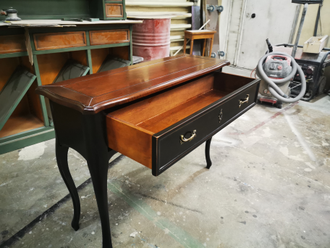 Черная консоль с ящиком, в стиле Прованс.